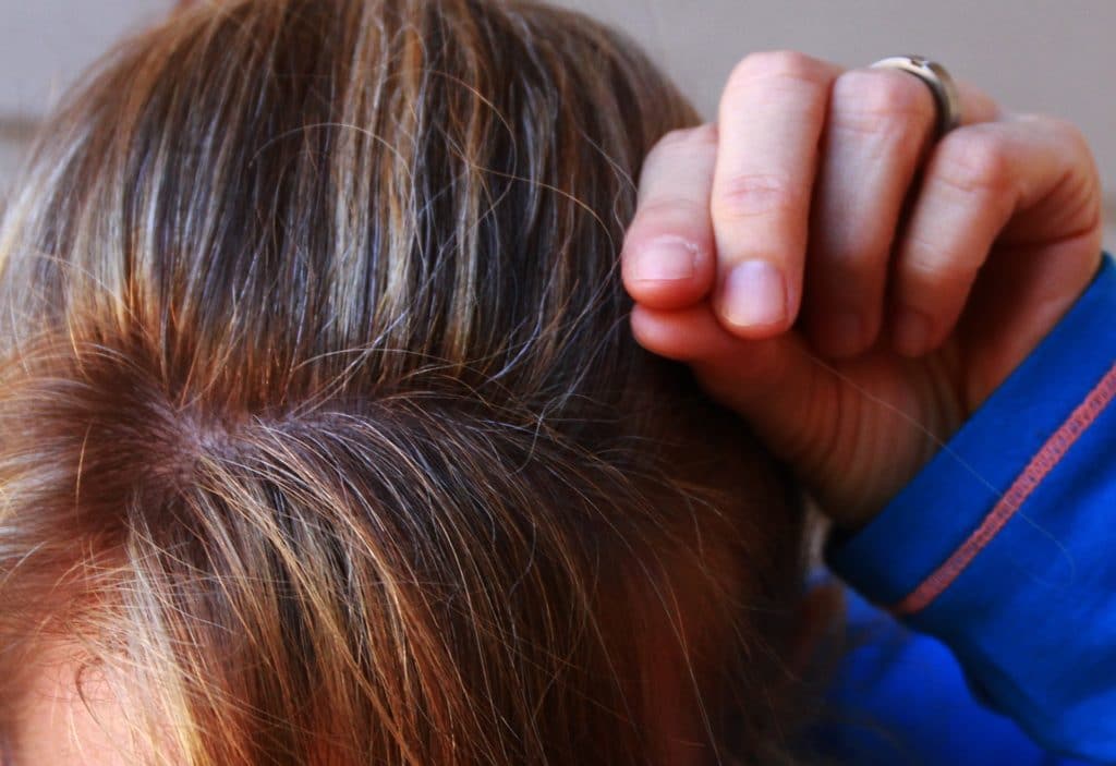 Contro i capelli bianchi: henné, bucce di patata ed erbe aromatiche.