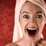 donna a bocca aperta con asciugamano in testa