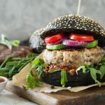 Hamburger vegano gourmet con cipolla caramellata ed avocado: la ricetta