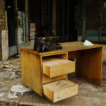 mobile vecchio una vecchia scrivania abbandonata in strada.jpg