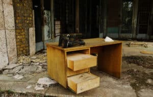 mobile vecchio una vecchia scrivania abbandonata in strada.jpg
