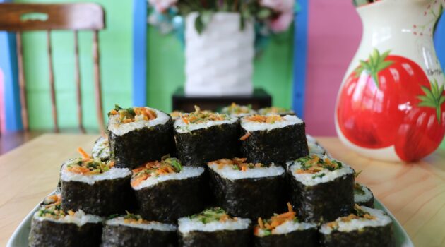 un pasto completo di sushi vegan