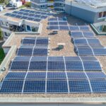 pannelli solari sui tetti vista da alto su case in città