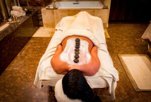 Esistono vari tipi di massaggi rilassanti dallo shiatsu, allo svedese fino a quello con le pietre calde.