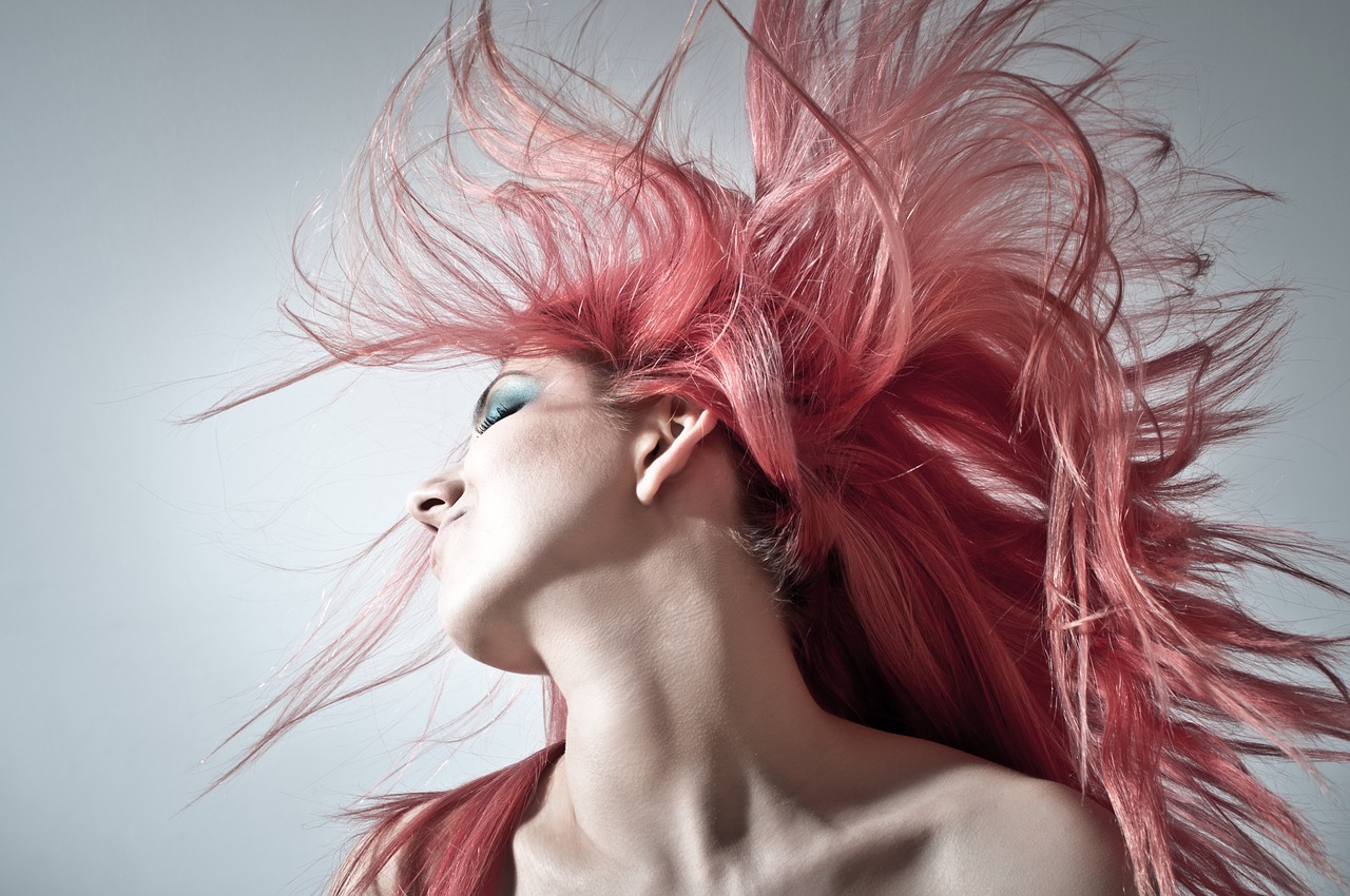 ragazza con capelli rosa al vento ragazza con capelli rosa al vento