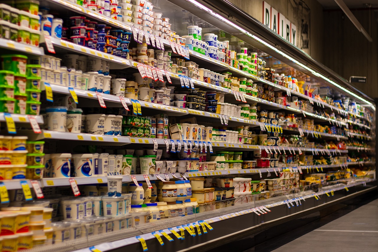 scaffale supermercato pieno di confezioni e barattoli di yogurt scaffale supermercato pieno di confezioni e barattoli di yogurt